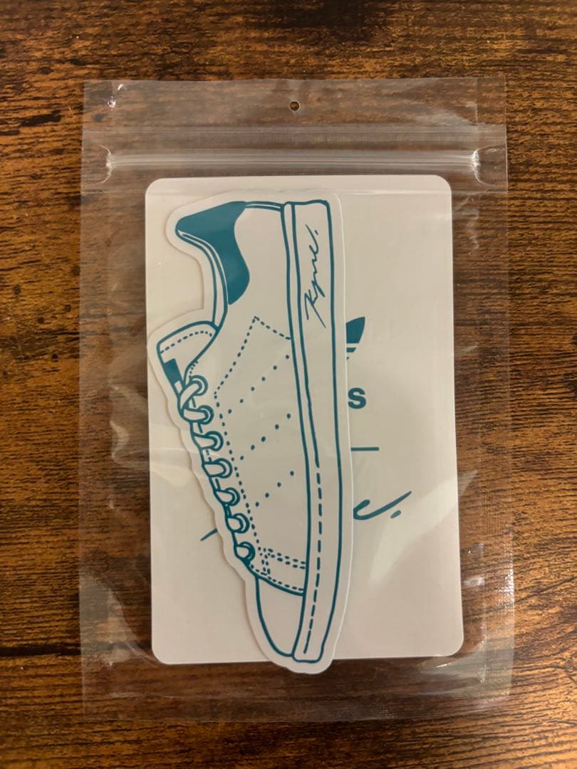 KYNE ステッカー adidas スタンスミス