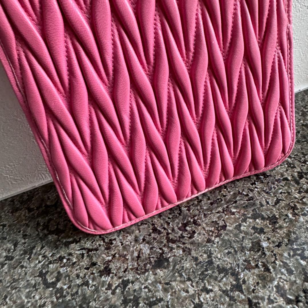 miumiu ミュウミュウ　マテラッセiPad miniケース　ピンクマトラッセ