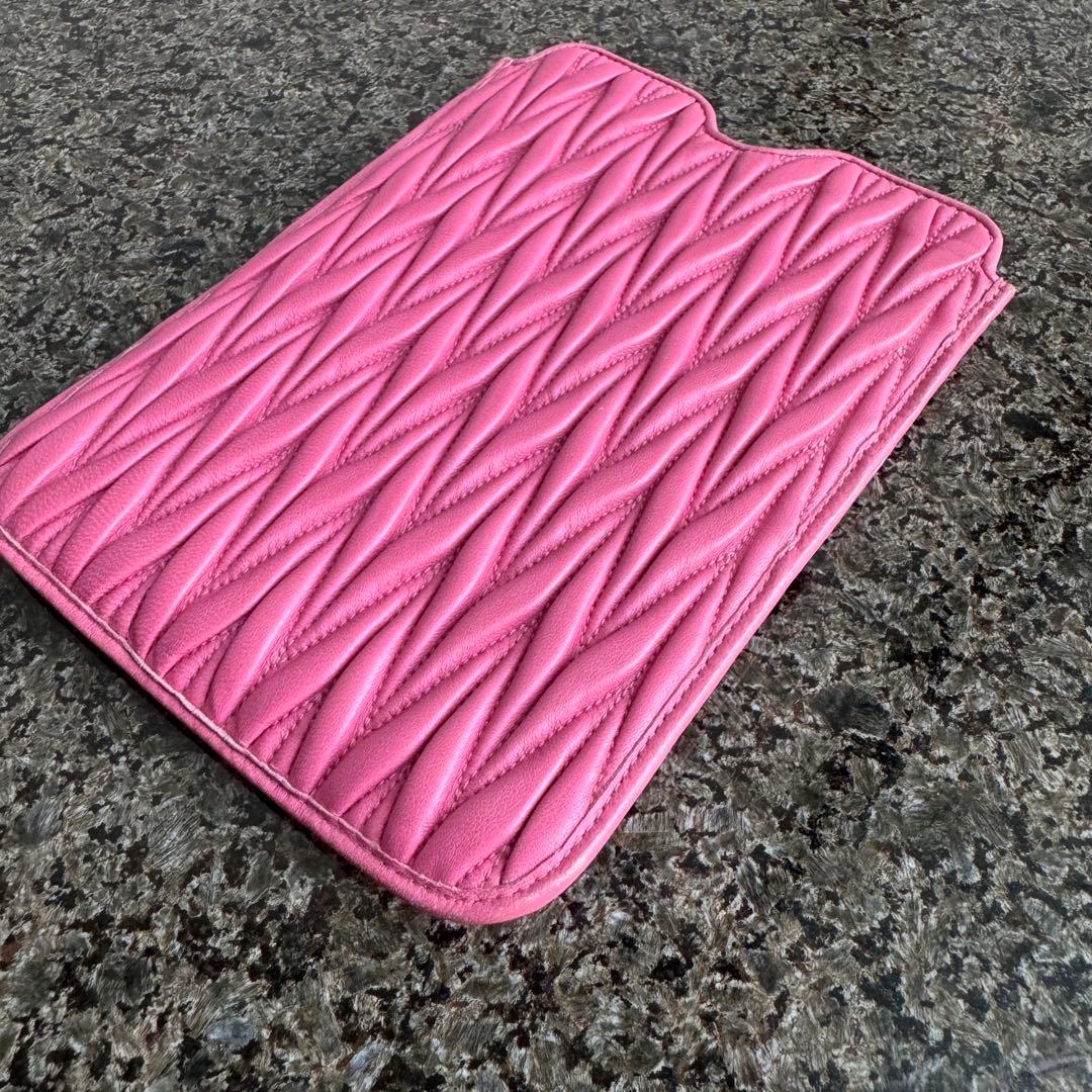 miumiu ミュウミュウ　マテラッセiPad miniケース　ピンクマトラッセ