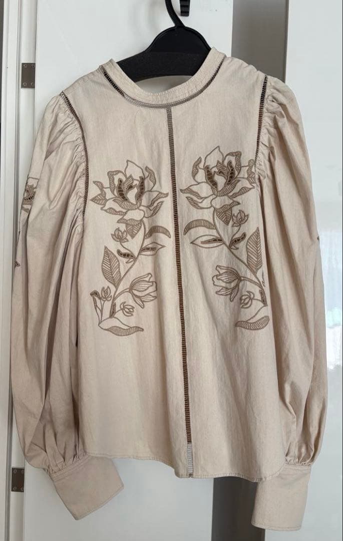 AMERI PUFF EMBROIDARY LACE BLOUSE アイボリー