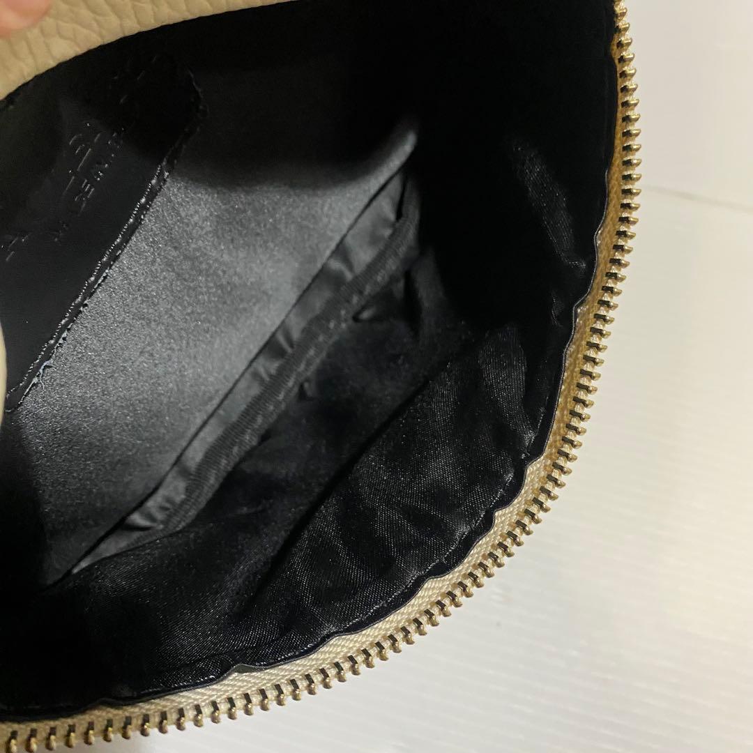 【極美品】AULENTTI　金具付きレザーボディバッグ　ベージュ