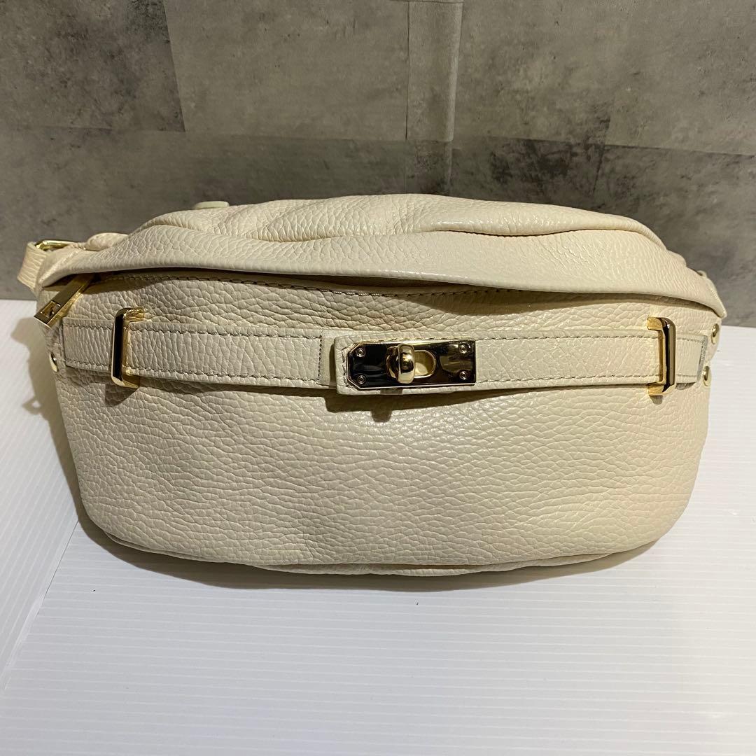【極美品】AULENTTI　金具付きレザーボディバッグ　ベージュ