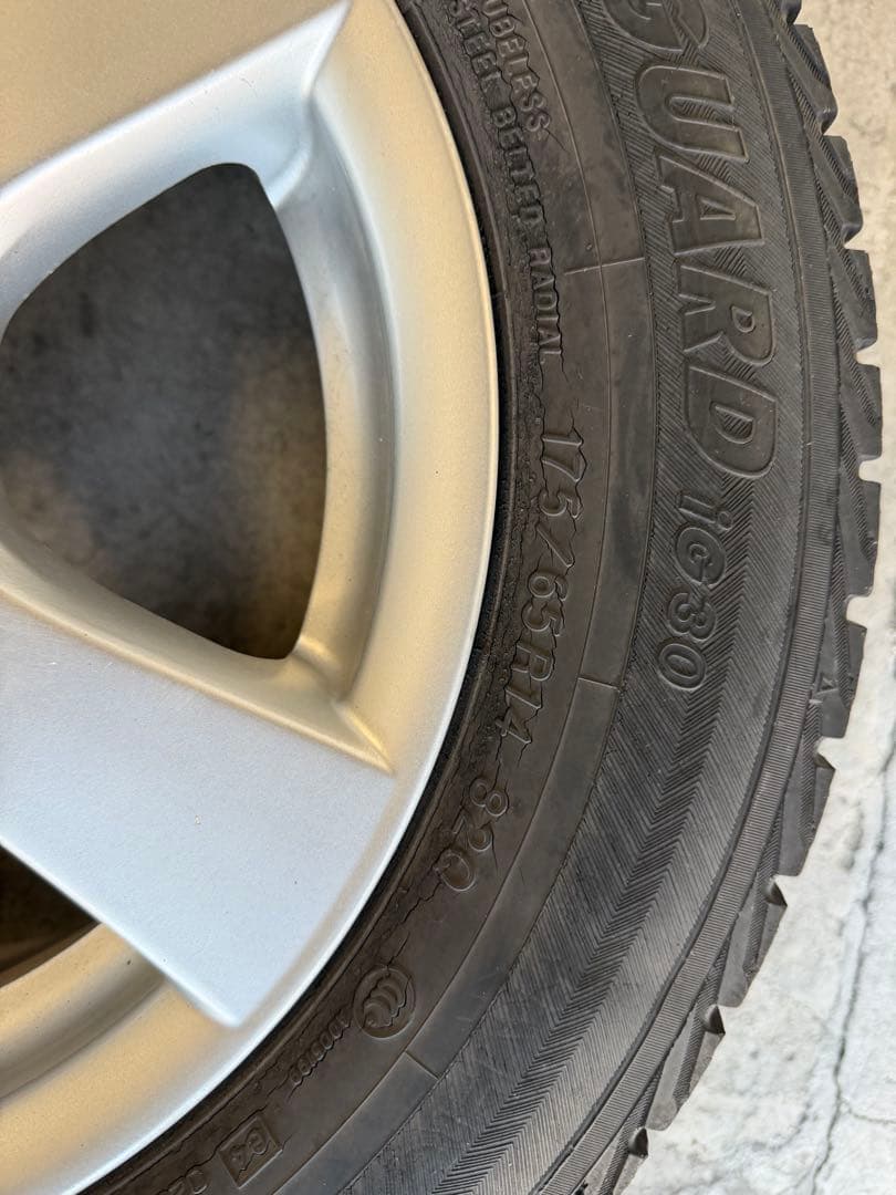 タンク パッソ 4穴のカローラ等に　スタッドレスタイヤ付きホイール