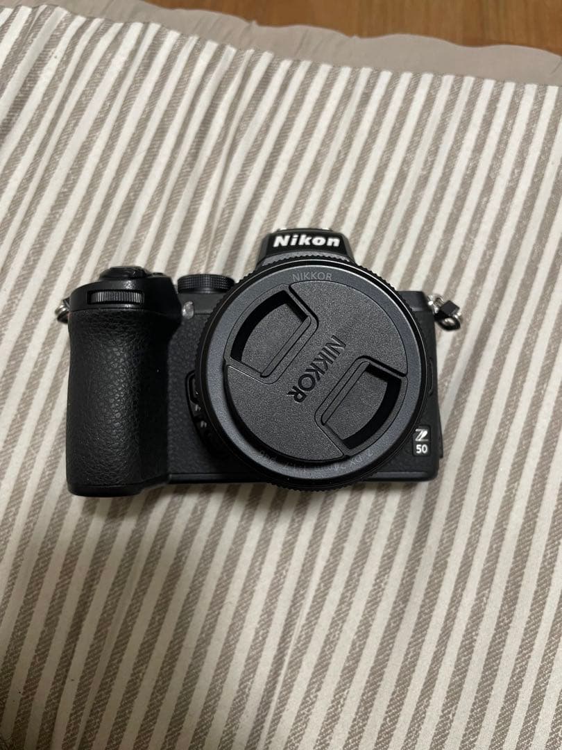 Nikon Z50 ボディと NIKKOR DX 24mm f/1.7 レンズ