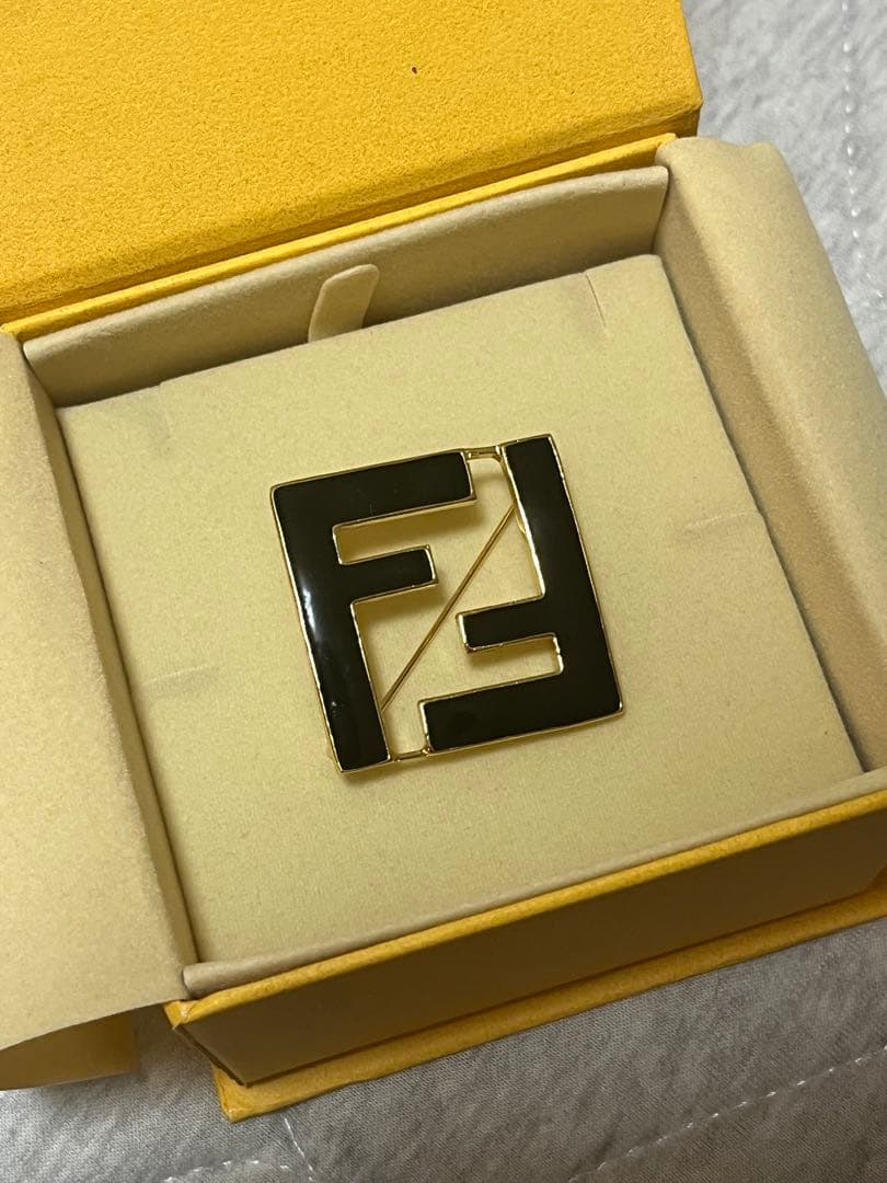 FENDI　ブローチ