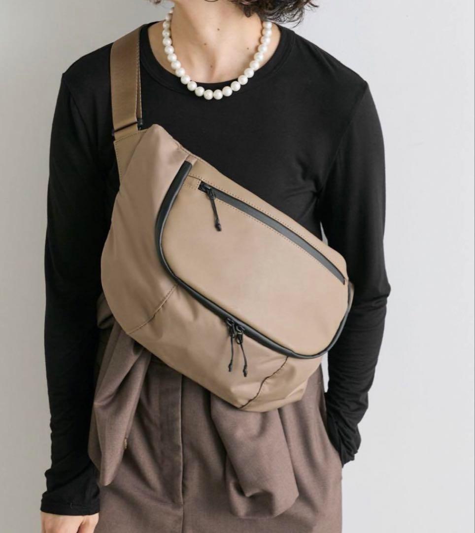 レザーフラップジップショルダーバッグ/ボディバッグ　ベージュ　イアパピヨネ