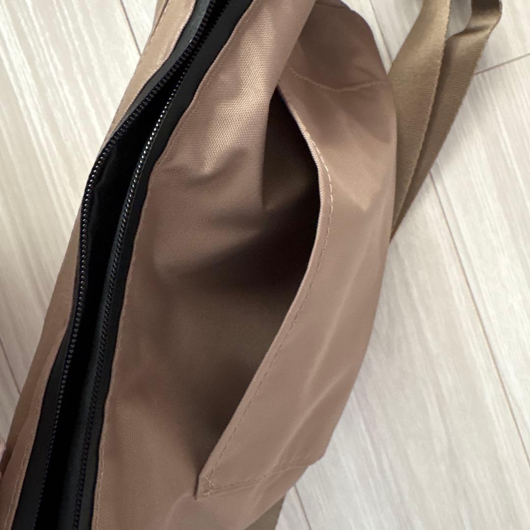 レザーフラップジップショルダーバッグ/ボディバッグ　ベージュ　イアパピヨネ