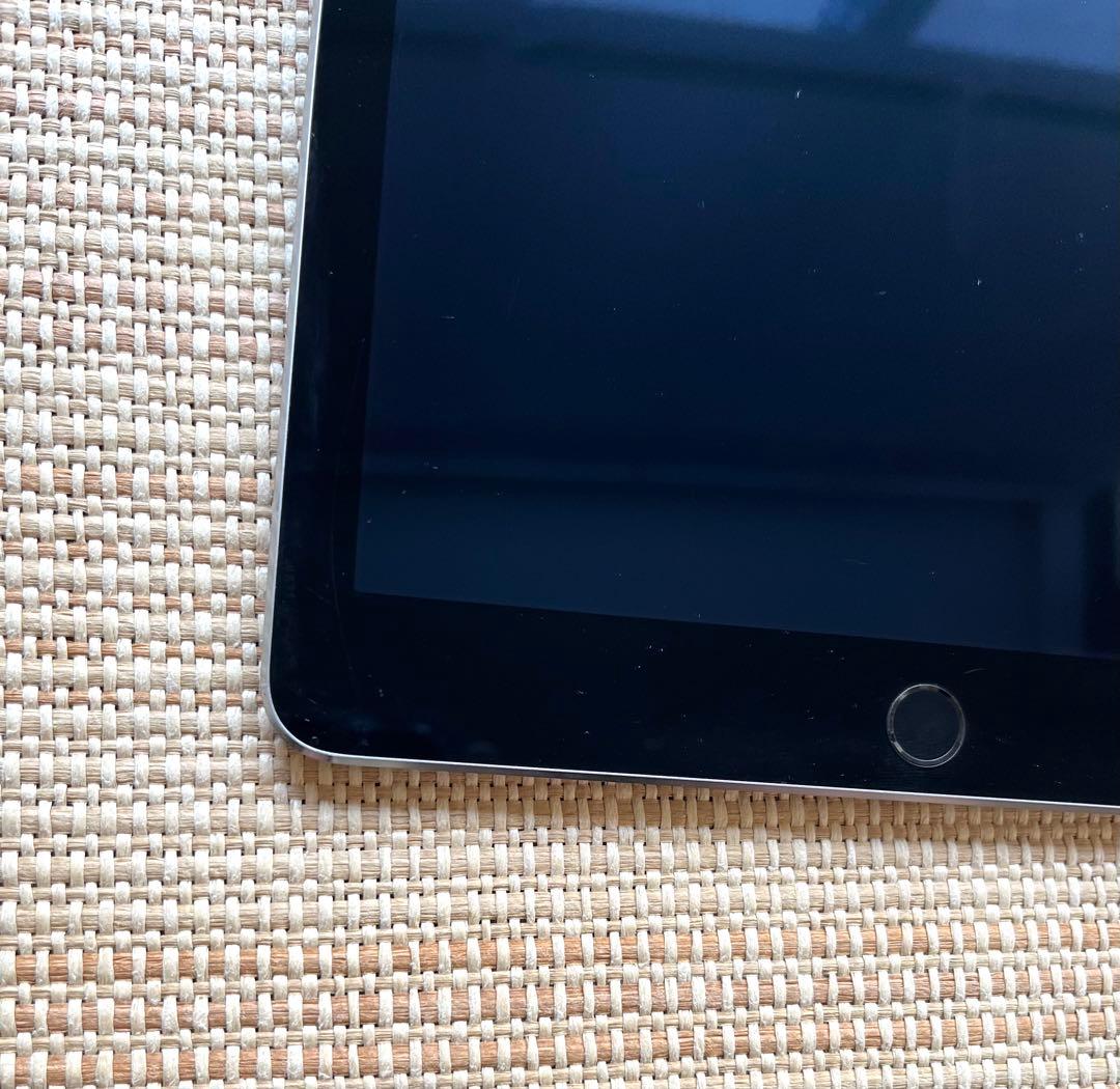 iPad Air2 バッテリー98% 16G wifi+cellular