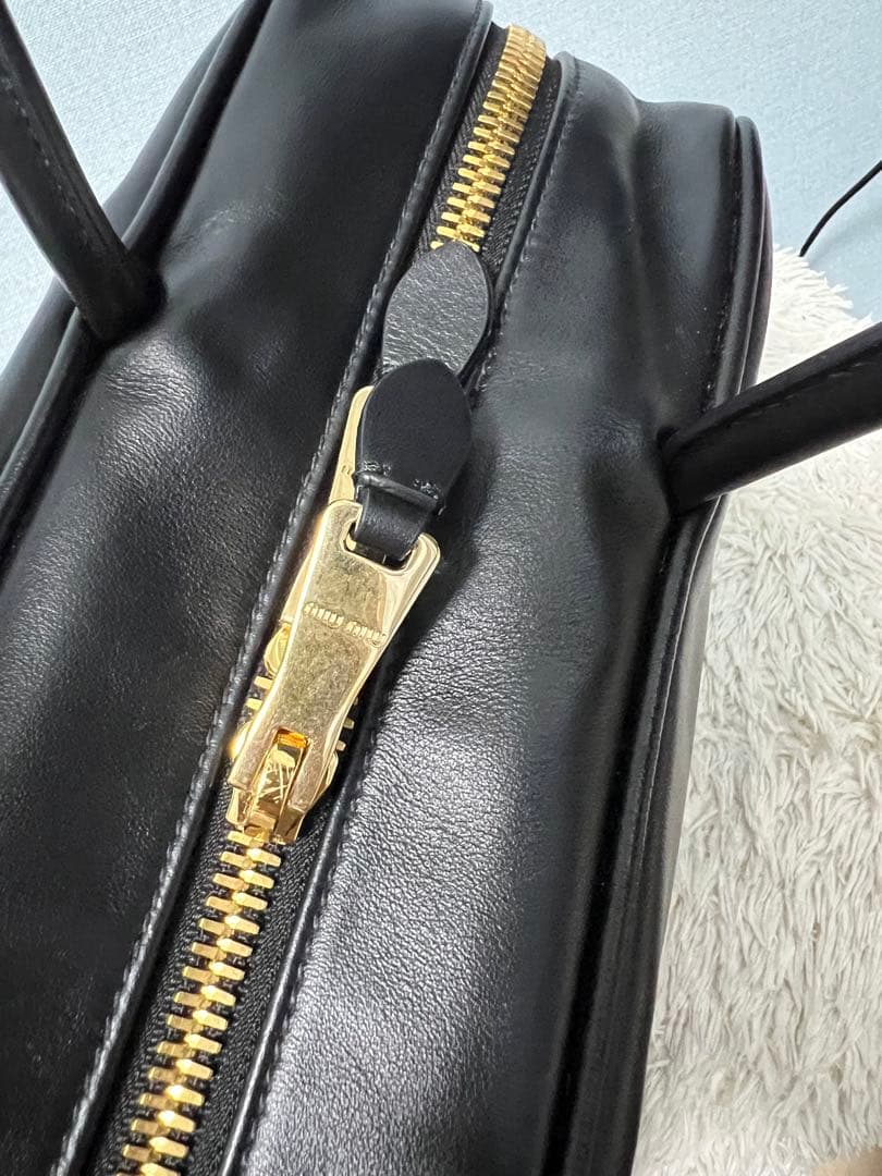 miumiu レザーボーバッグ ラージ