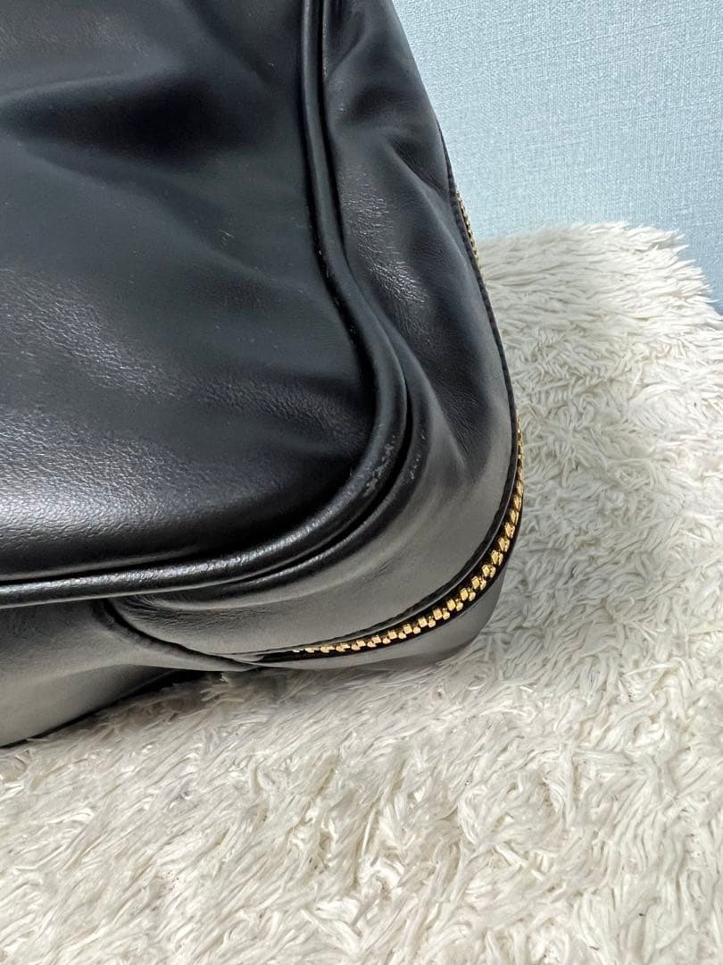 miumiu レザーボーバッグ ラージ