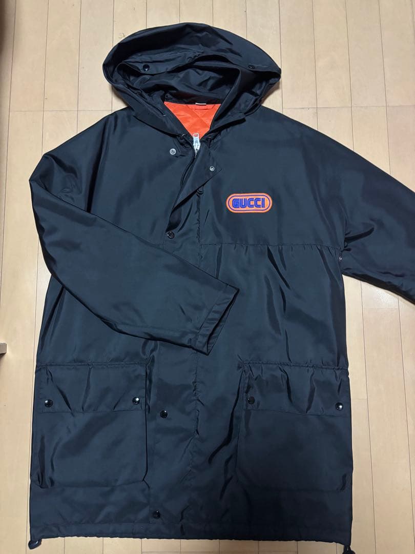 フード付き黒ナイロンジャケット