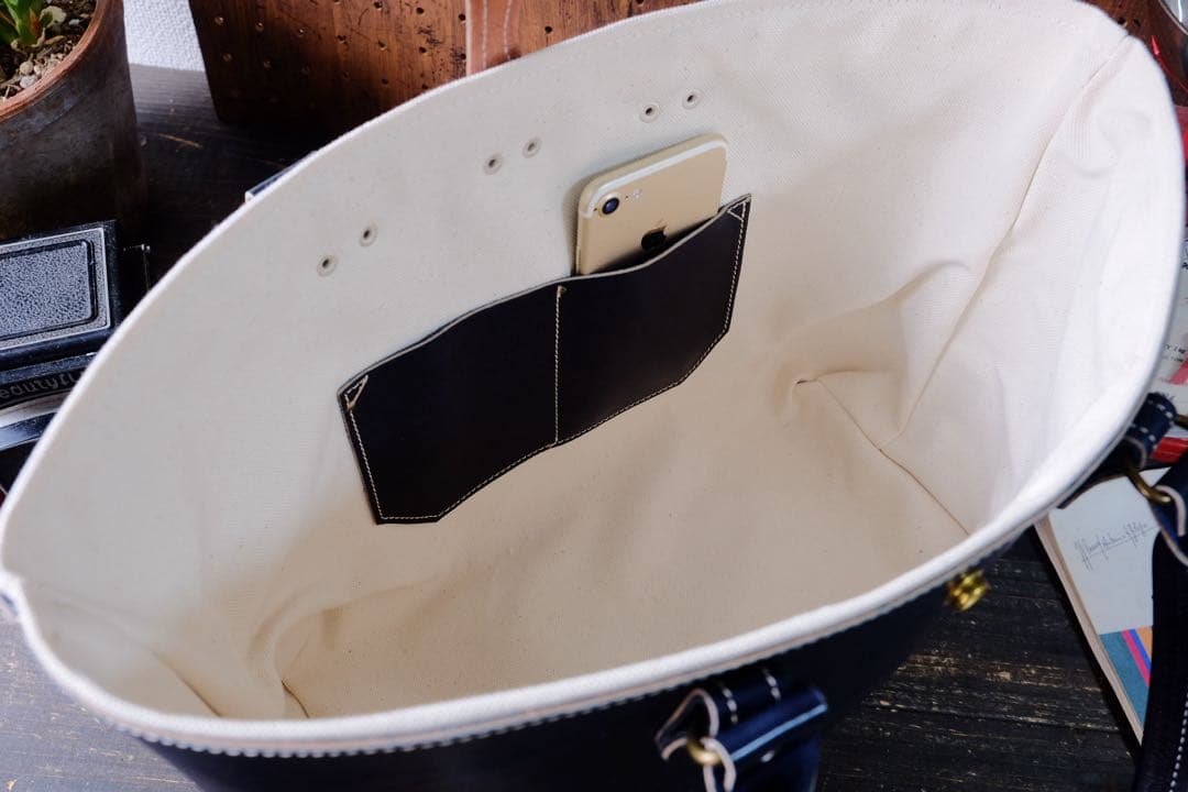 イタリア産ディープネイビー牛革レザートートバッグ　Lサイズ　ハンドメイド紺青