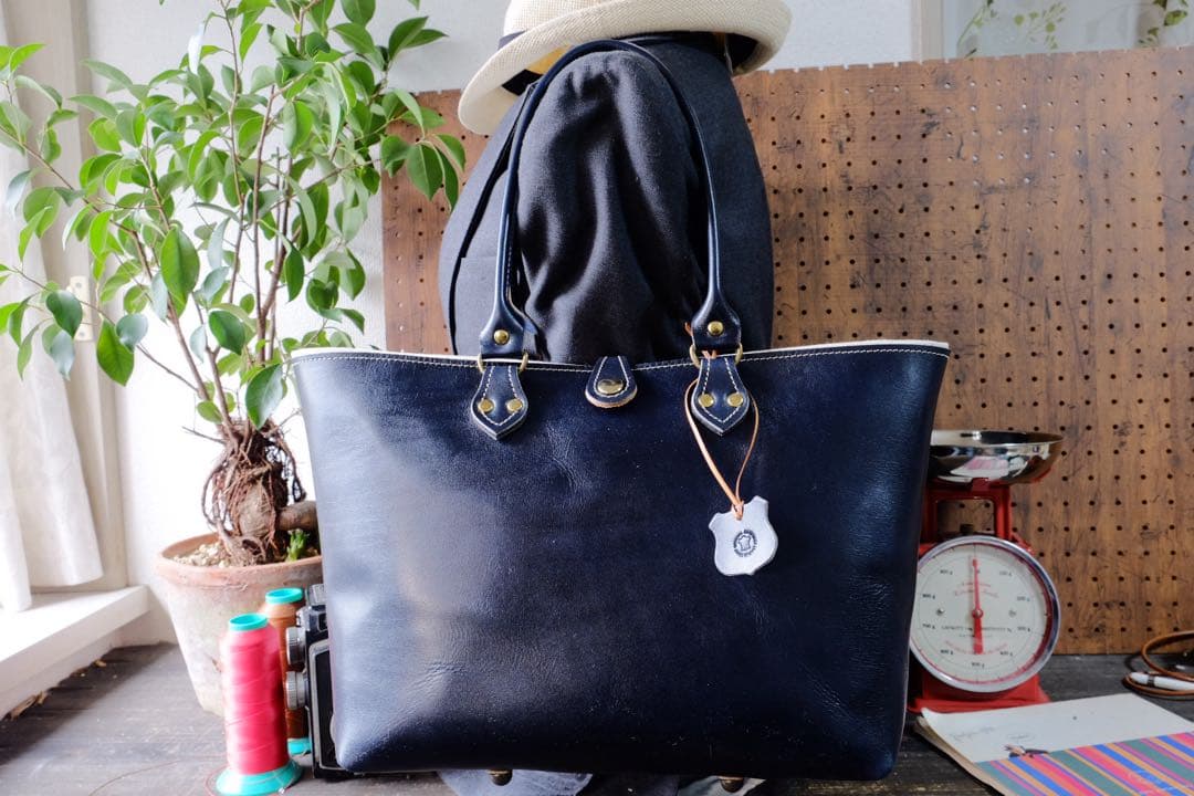イタリア産ディープネイビー牛革レザートートバッグ　Lサイズ　ハンドメイド紺青