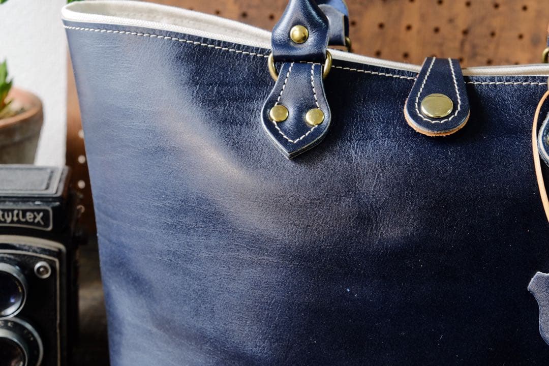 イタリア産ディープネイビー牛革レザートートバッグ　Lサイズ　ハンドメイド紺青