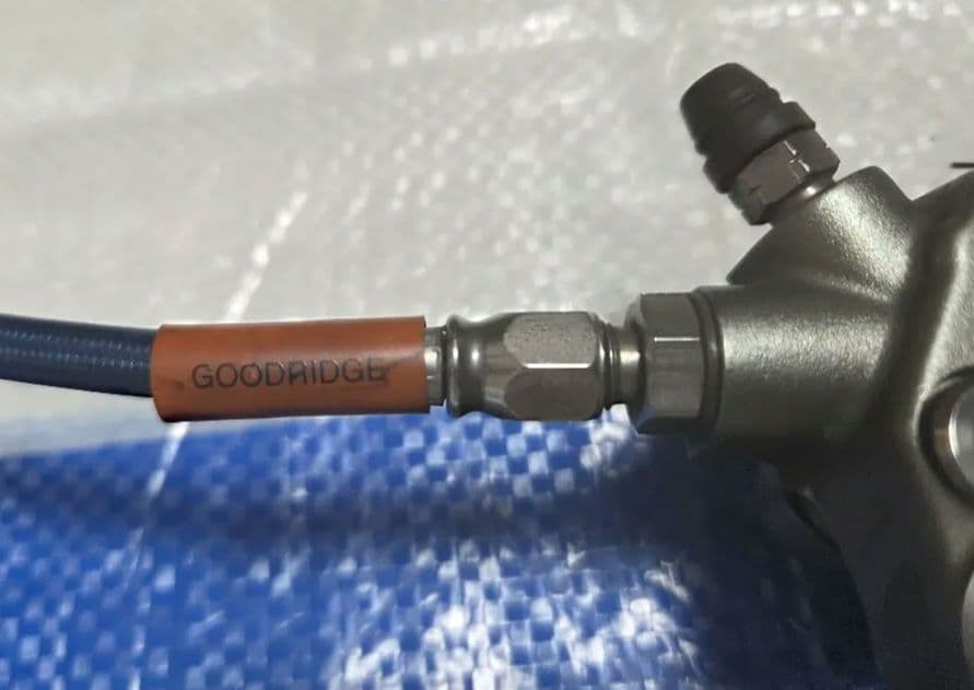 シグナスX4.5型用brembo 40ミリピッチキャリパー と青ホース