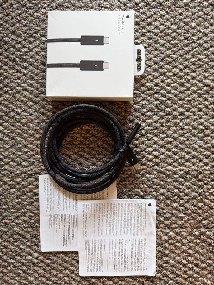 Apple Thunderbolt 4（USB‑C）Proケーブル（1.8 m）