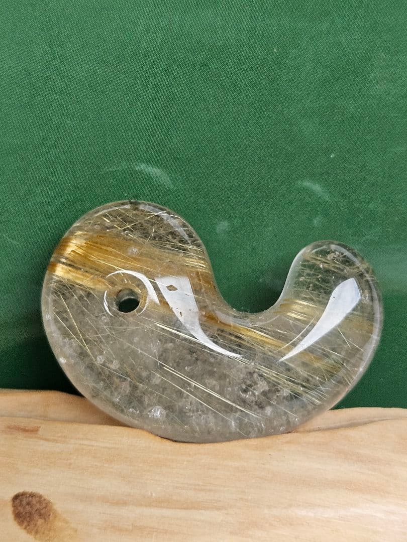 ゴールデン ルチル Q 勾玉