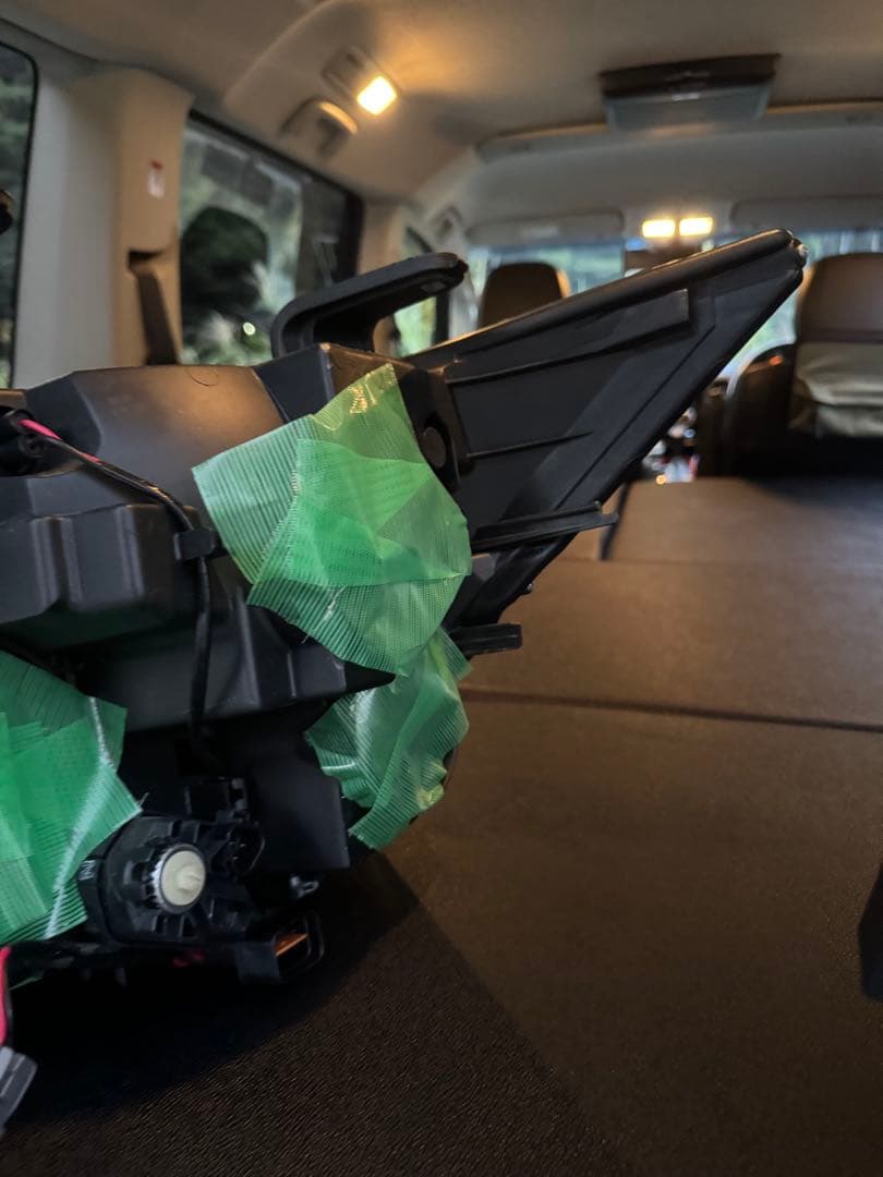 デリカ　D5 純正ヘッドライト　バラスト付き。 未使用。新車外し。