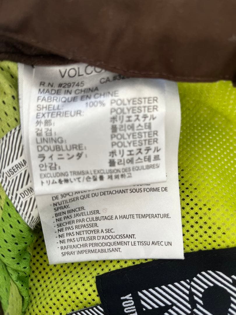 VOLCOM★赤、黒 スノーボードウエアーS子供用 上下セット