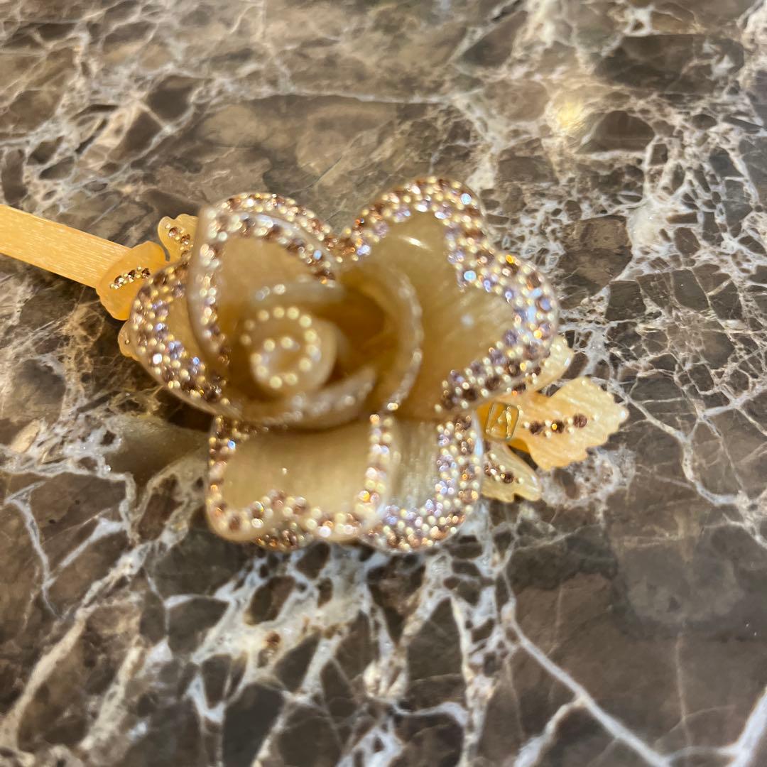 花モチーフ ヘアクリップ 金色