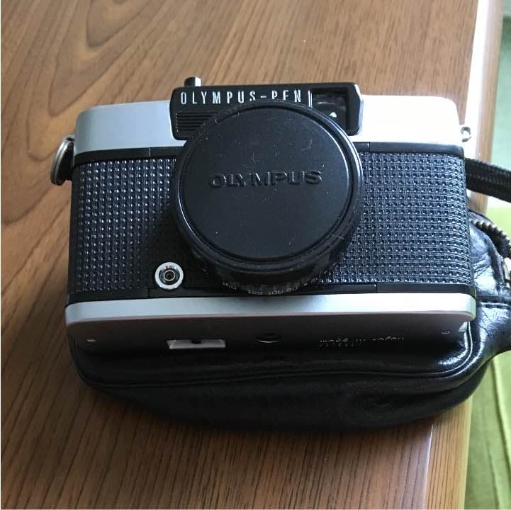 OLYMPUS PEN EE_3です。皮のケースが付いています。フィルム式です。