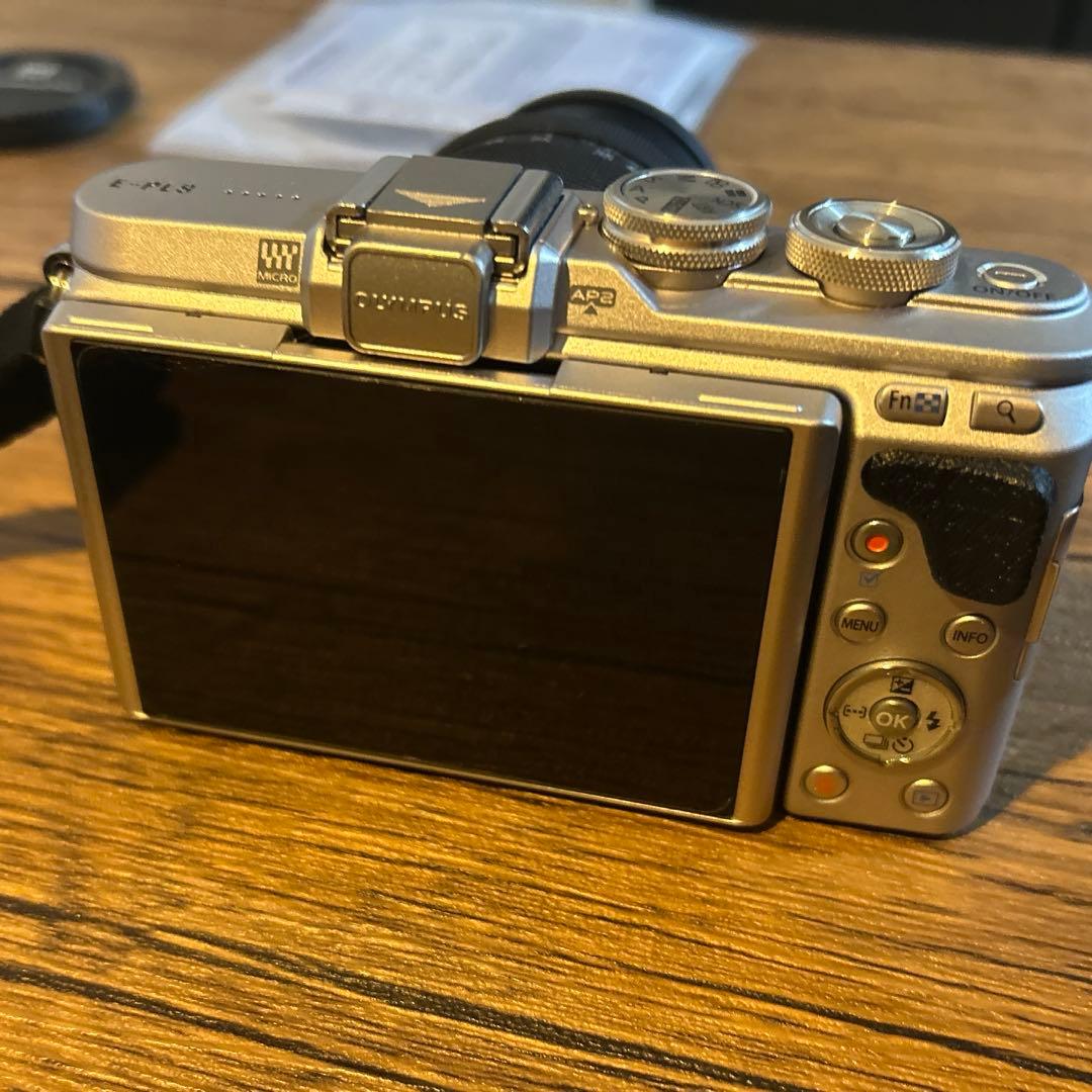 【美品】OLYMPUSミラーレス一眼E-PL8 EZダブルズームキット ブラック