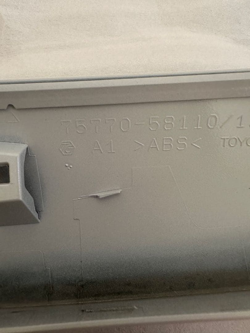 トヨタ 30アルファード　純正　フードトップモール　 ホワイトパール