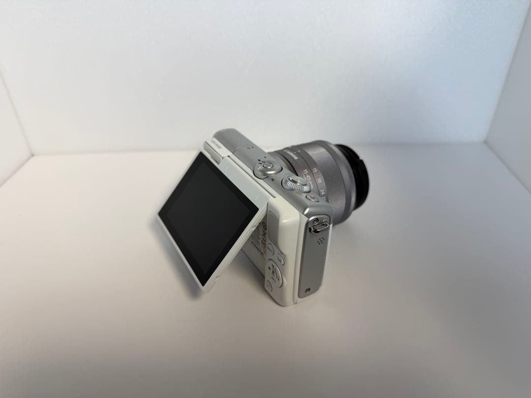 Canon EOS M100 ミラーレス一眼　ダブルズームキット　ホワイト