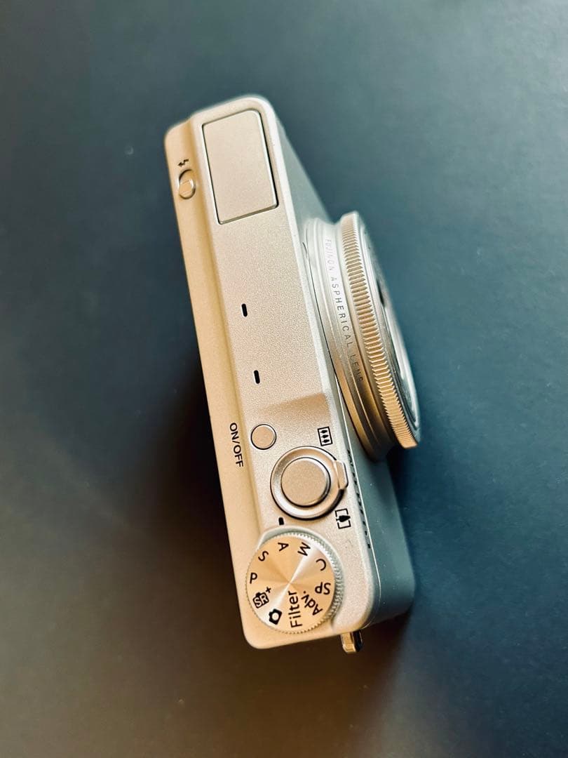 【極美品】デジタルカメラ FUJI FILM XQ1 SILVER