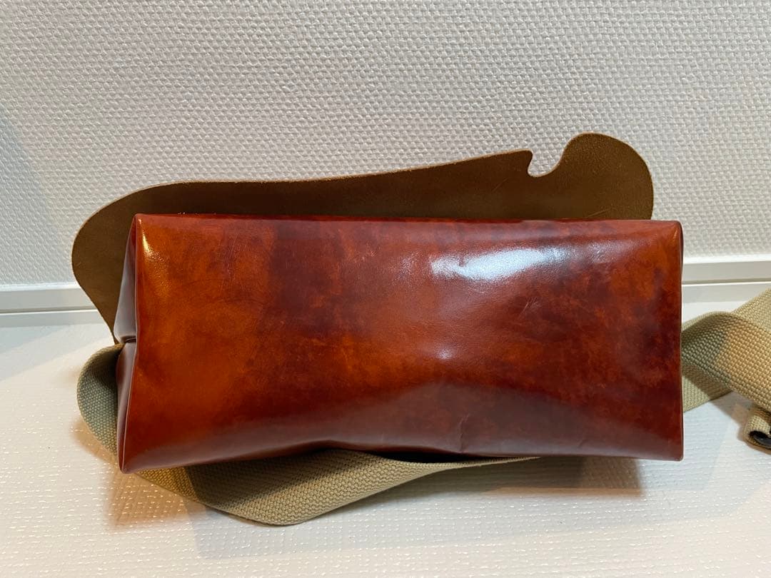 ほぼ未使用// Uni&Co. 牛革メッセンジャーバッグ/Camel