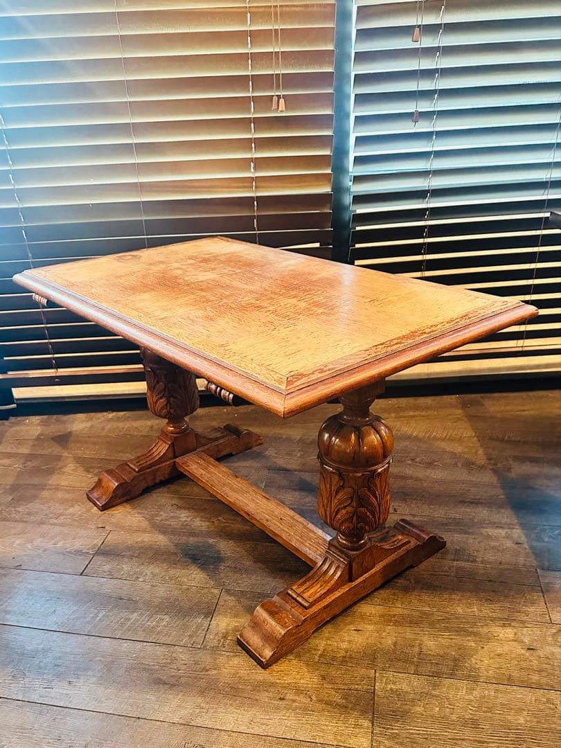 アンティーク彫刻装飾付き木製テーブル