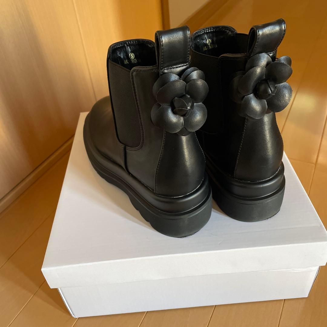 くっきー‼︎お値下げ‼︎インゲボルグ カメリア付きサイドゴアブーツ　S 黒
