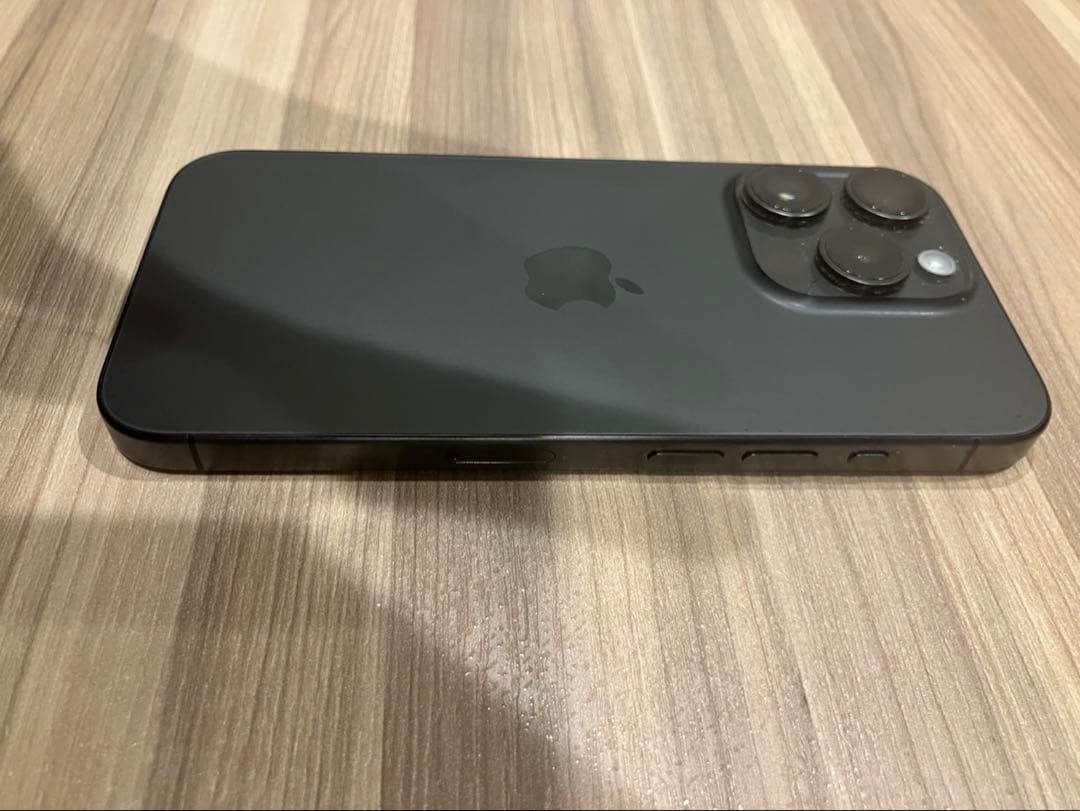 美品】iPhone 15 Pro 256GBブラックチタニウム SIMフリー