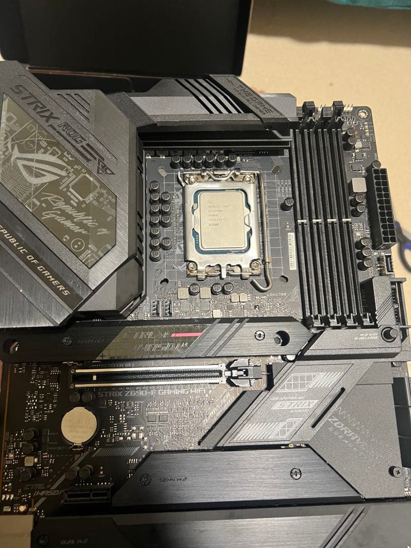 CPU ROG STRIX Z690-F GAMING WIFI + i7 13700k