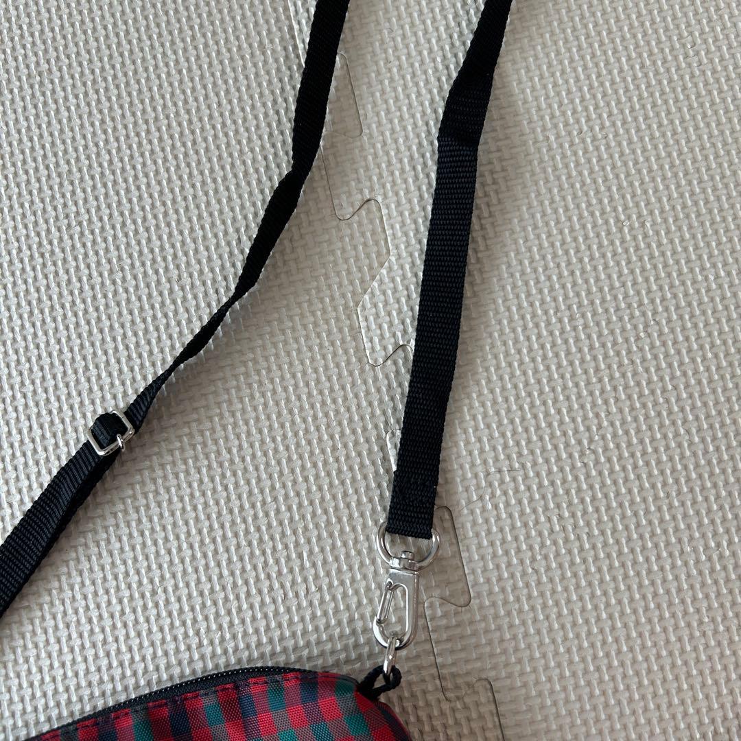 【美品】ファミリア　舟形ナイロンポシェット　赤チェック　チャームなし