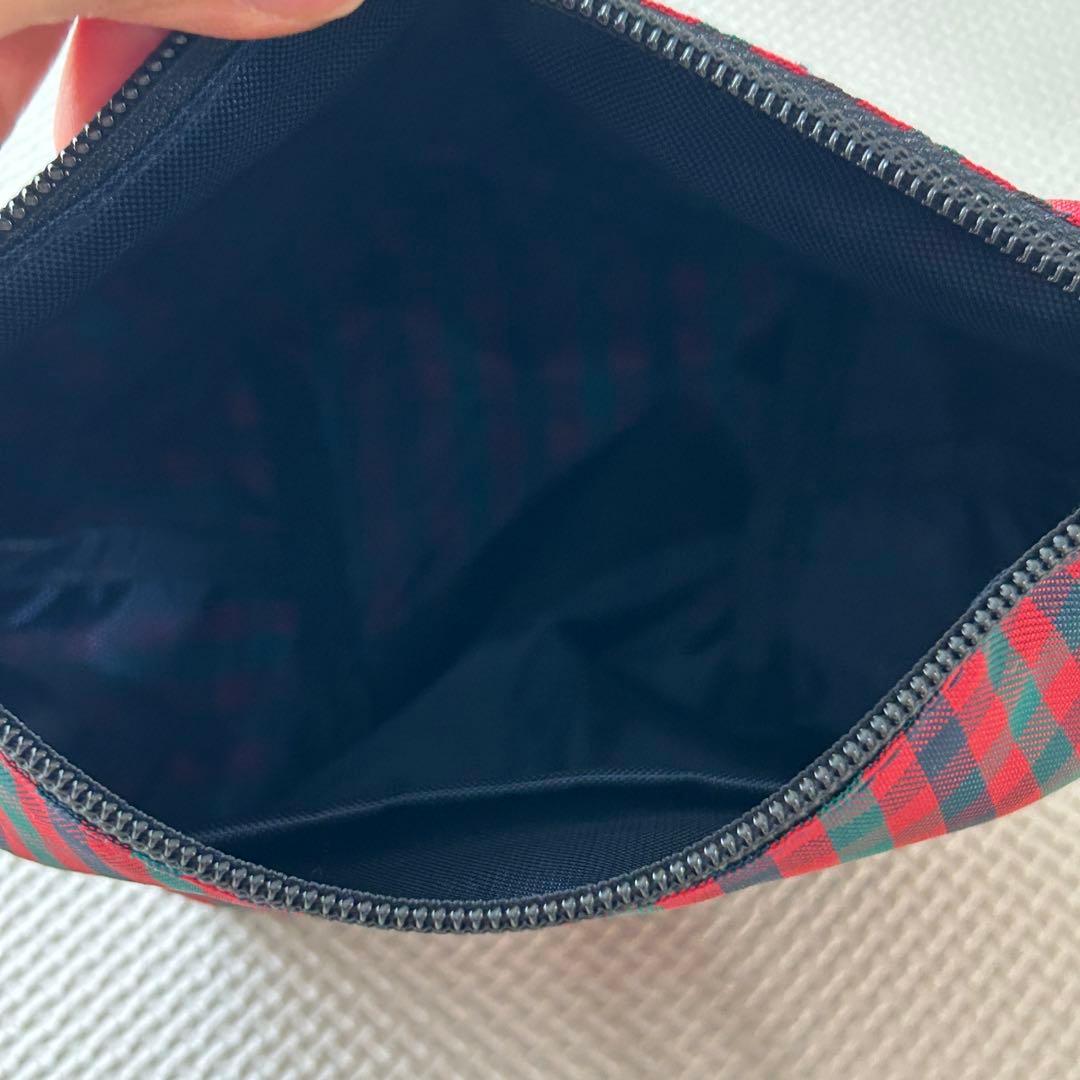 【美品】ファミリア　舟形ナイロンポシェット　赤チェック　チャームなし