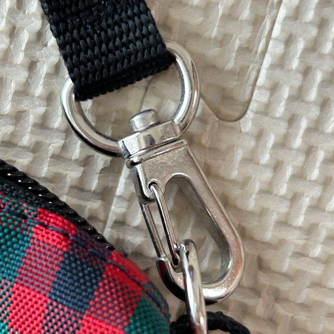 【美品】ファミリア　舟形ナイロンポシェット　赤チェック　チャームなし