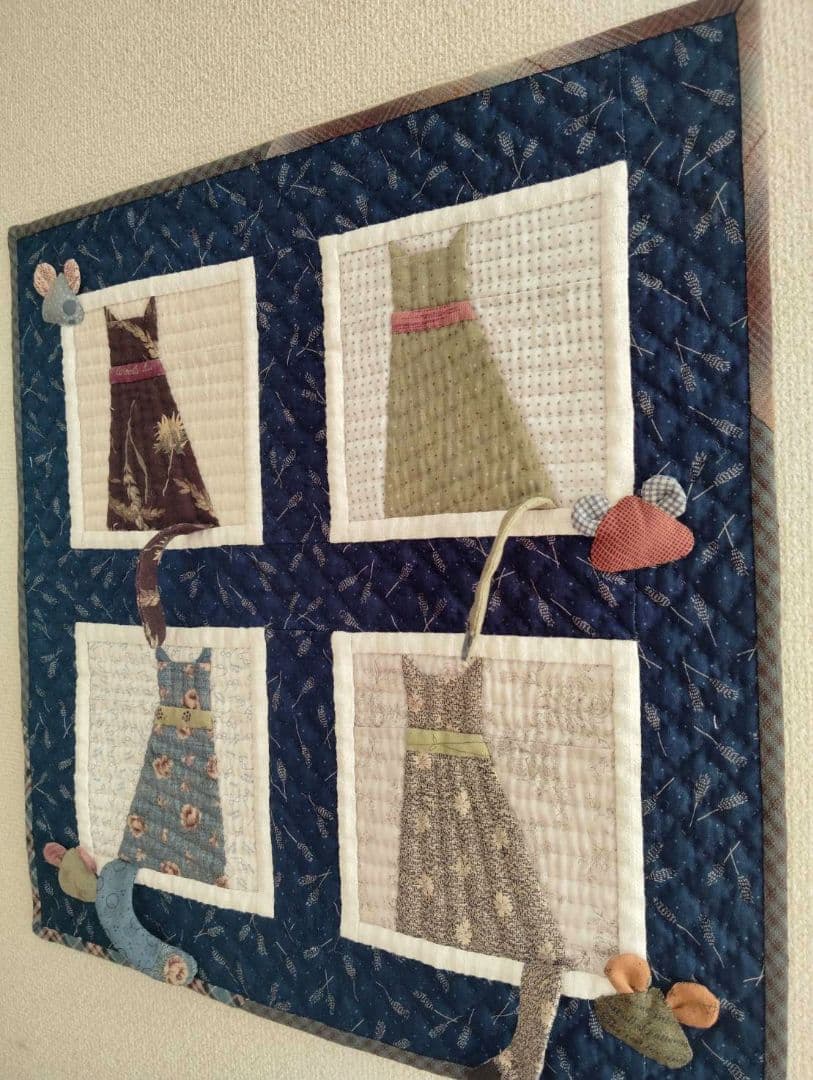 おしゃれな猫のタペストリー。 パッチワーク ハンドメイド テシゴト雑貨