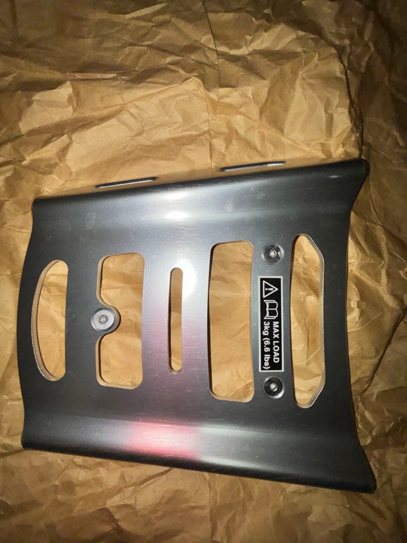 トライアンフ ストリートスクランブラーリアキャリア ネジあり