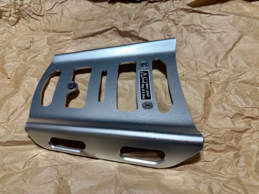 トライアンフ ストリートスクランブラーリアキャリア ネジあり