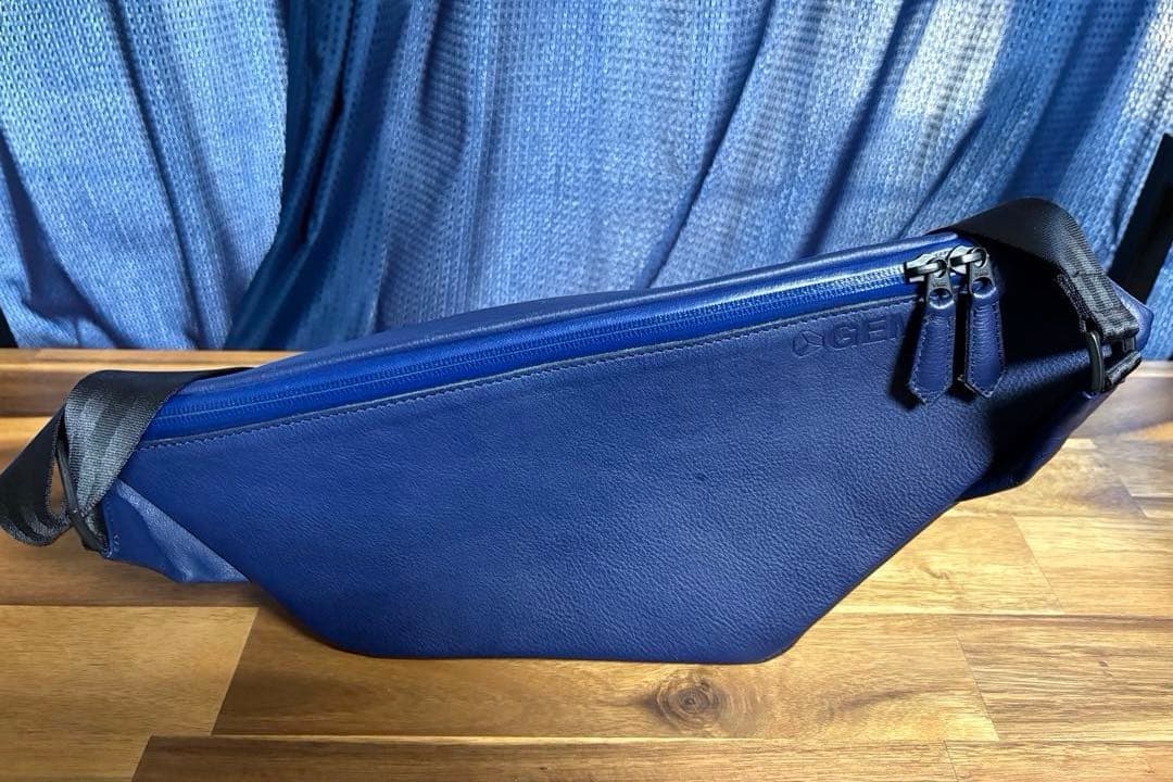 ⭐︎未使用⭐︎ GEMER 3Dフォルムレザーボディバッグ ネイビー Sサイズ