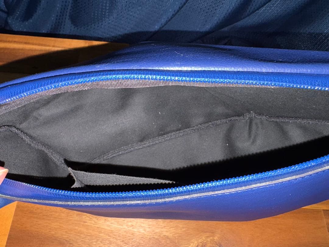 ⭐︎未使用⭐︎ GEMER 3Dフォルムレザーボディバッグ ネイビー Sサイズ