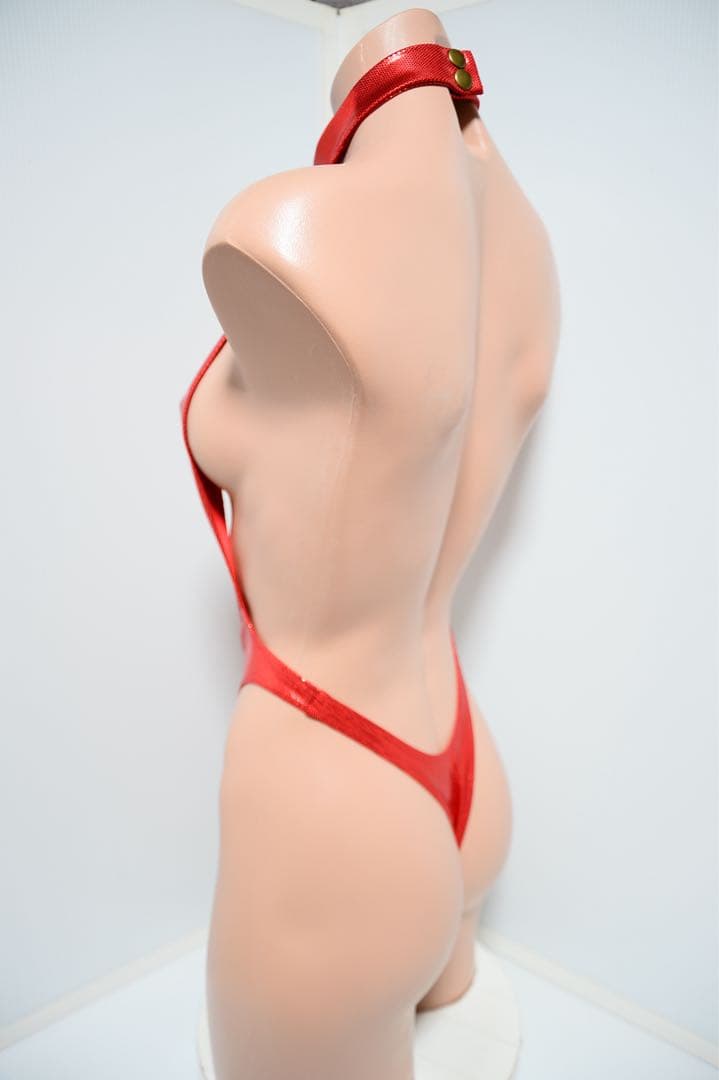 赤いハイネックボディスーツ