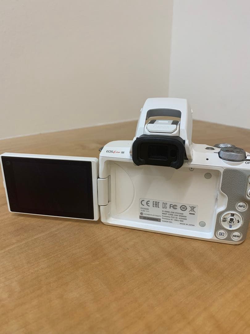 Canon EOS Kiss M ダブルズームキットホワイト充電器付き​