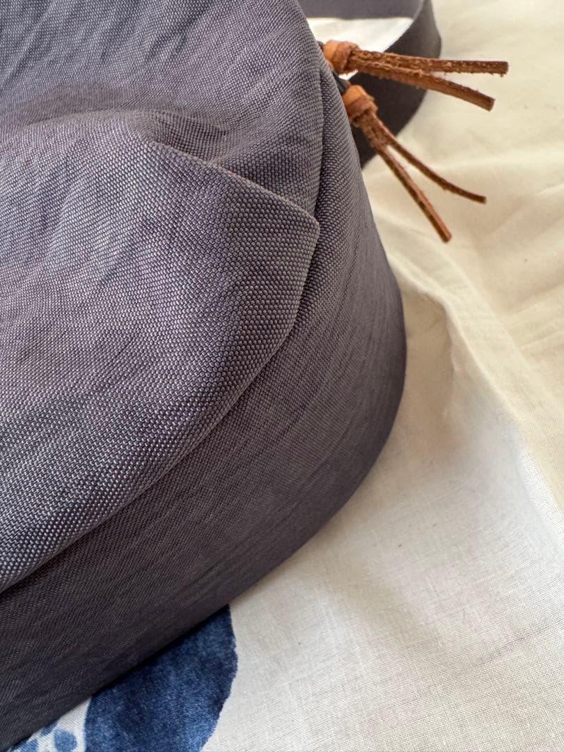 ニジュウカノウ　 FUKUI SIWAナイロンボディバッグＭダークグレー美品