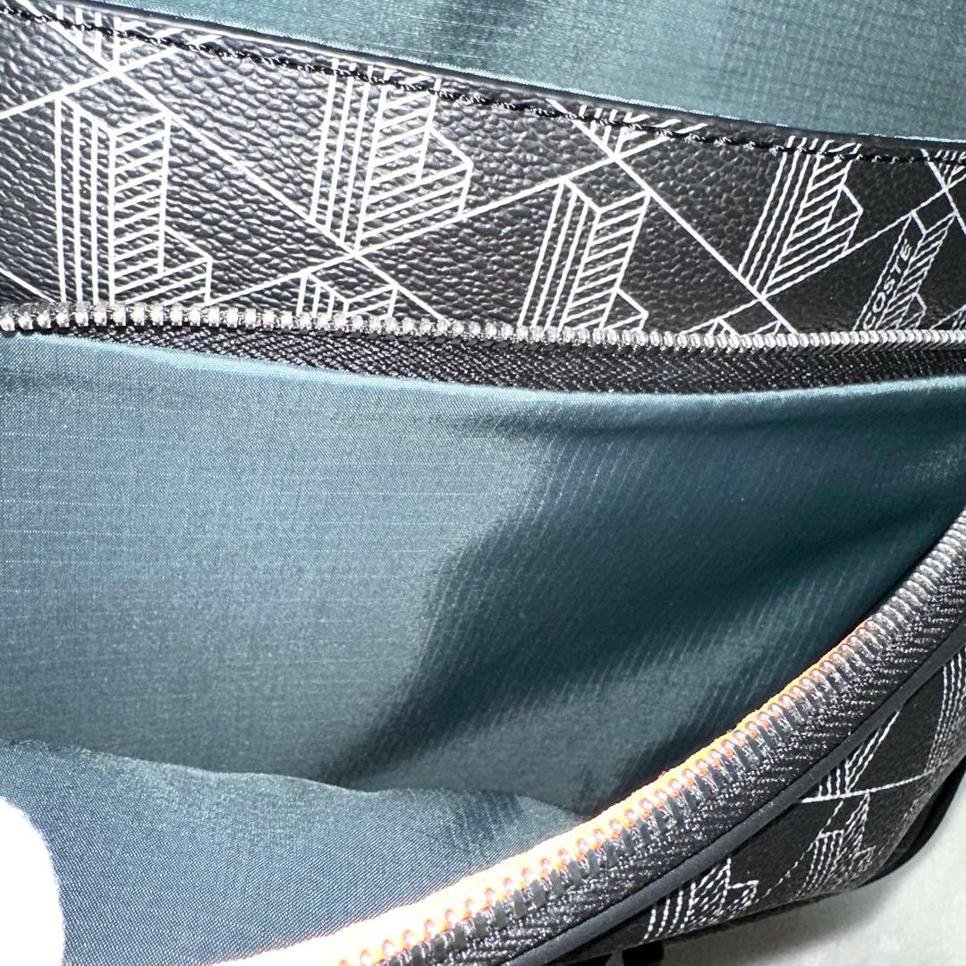 LACOSTE ザブレンド モノグラムフラップメッセンジャーバッグ 幾何学模様