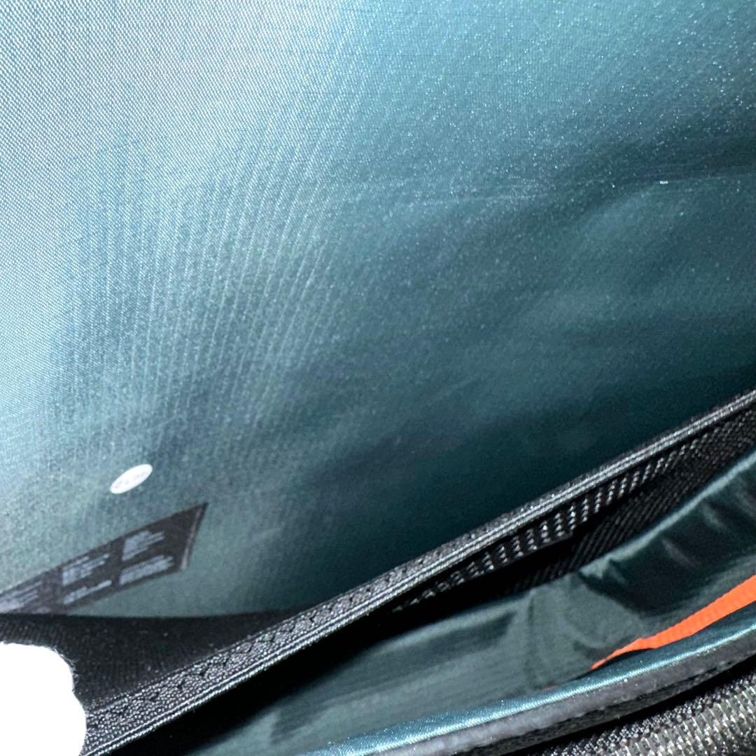 LACOSTE ザブレンド モノグラムフラップメッセンジャーバッグ 幾何学模様