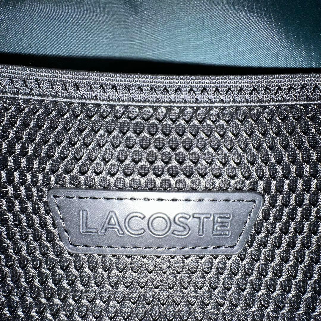 LACOSTE ザブレンド モノグラムフラップメッセンジャーバッグ 幾何学模様