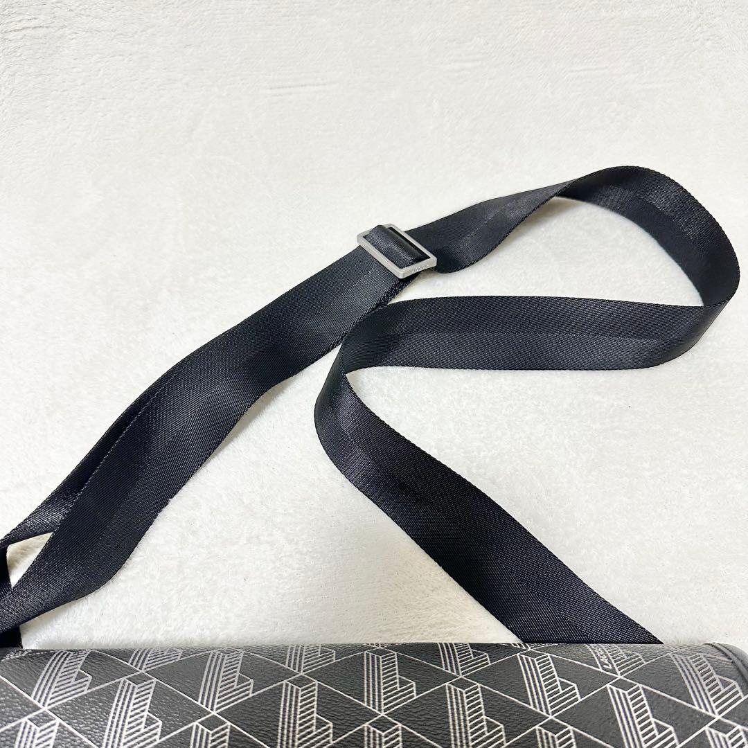 LACOSTE ザブレンド モノグラムフラップメッセンジャーバッグ 幾何学模様