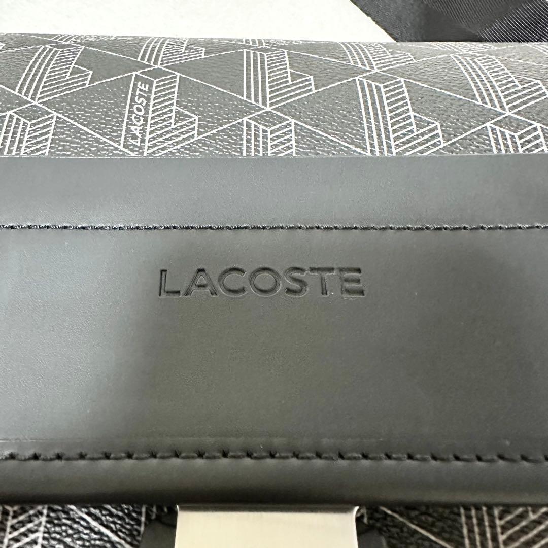 LACOSTE ザブレンド モノグラムフラップメッセンジャーバッグ 幾何学模様